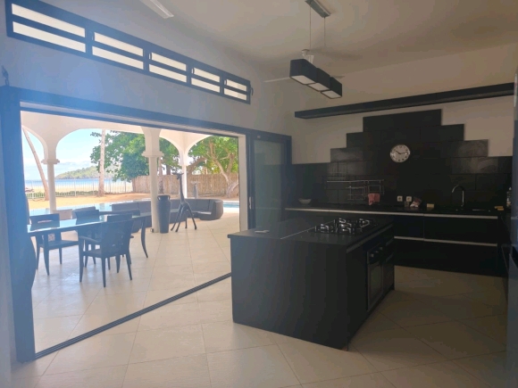 À VENDRE – SUPERBE VILLA PIEDS DANS L’EAU AVEC PISCINE