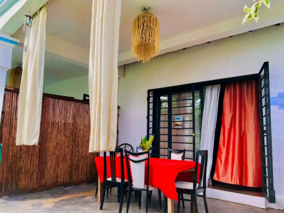 A louer, Ensemble de trois appartements meublés avec piscine et jardin