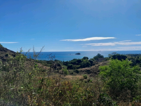 Terrain proche de la mer avec une merveilleuse vue panoramique dans un secteur en pleine