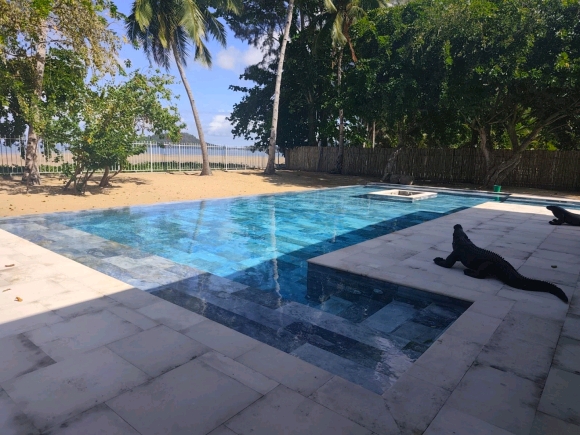 À VENDRE – SUPERBE VILLA PIEDS DANS L’EAU AVEC PISCINE