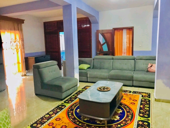 A LOUER- Superbe appartement meublé en rez-de-chaussée dans un quartier résientiel