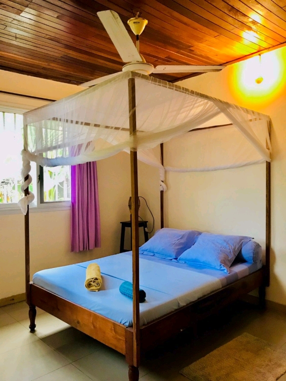 A louer-Villas en copropriété meublées, pied dans l'eau avec jardin