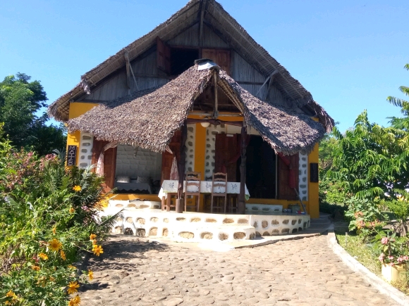 A vendre, maisonnette tropicale situé en front mer