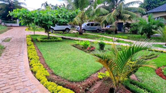 A louer-Villa inépendante meublée et securisée avec jardin-3 chambres