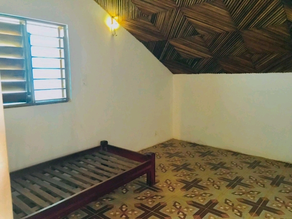 A louer, belle maison meublée à étage dans un cadre sécurisé