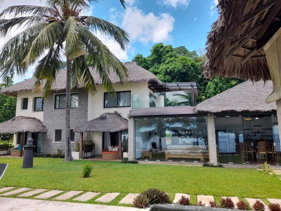 A louer, une villa de charme en bord de mer- piscine privée