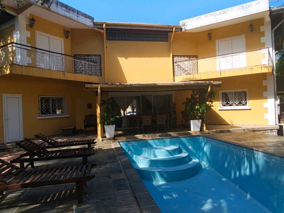À VENDRE – Superbe propriété avec piscine à quelques pas de la plage
