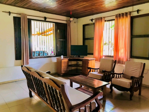 A louer-Villas en copropriété meublées, pied dans l'eau avec jardin