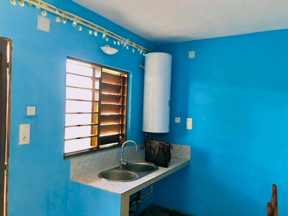 A louer, belle maison meublée à étage dans un cadre sécurisé