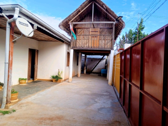 Charmante maison meublée avec piscine, proche de la plage