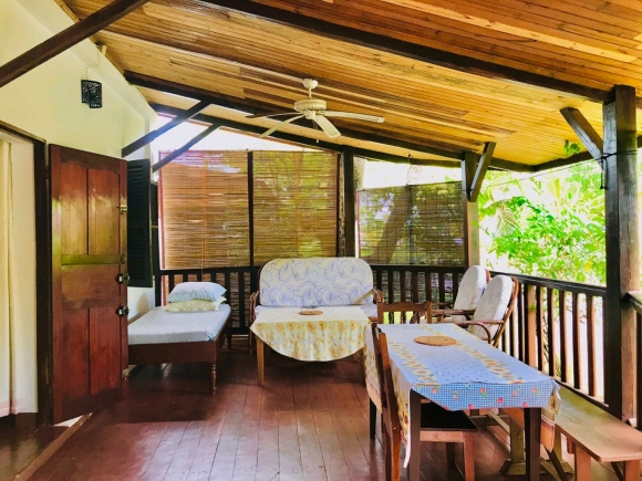 A louer-Villas en copropriété meublées, pied dans l'eau avec jardin