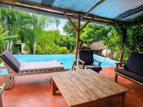 À VENDRE – Charmante propriété avec piscine à proximité de la plage