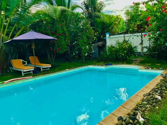 A louer, Ensemble de trois appartements meublés avec piscine et jardin