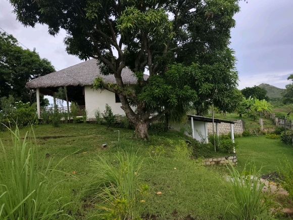 À VENDRE – Charmante propriété avec vue mer partielle dans un quartier calme à Nosy Be