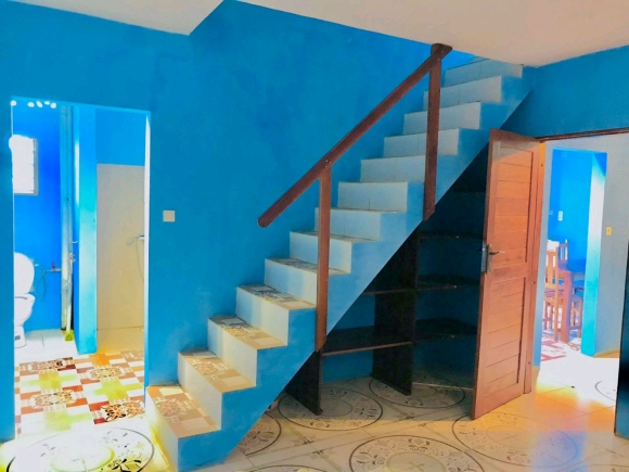 A louer, belle maison meublée à étage dans un cadre sécurisé