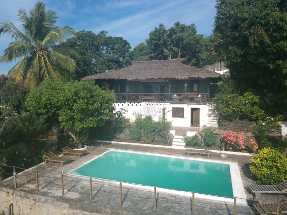 A vendre, belle villa avec piscine situé à Ambatoloaka