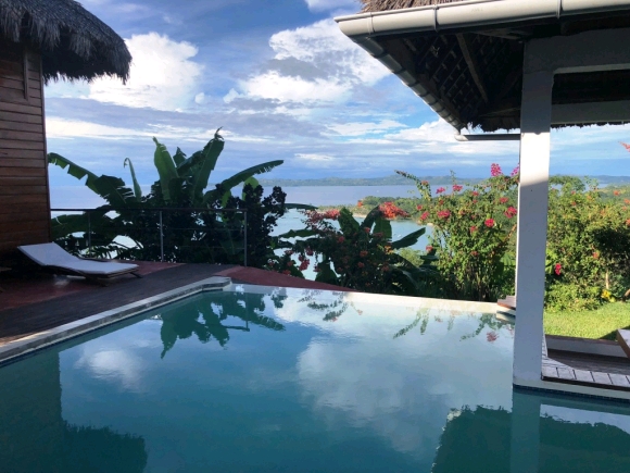 Propriété atypique avec vue panoramique et piscine à débordement