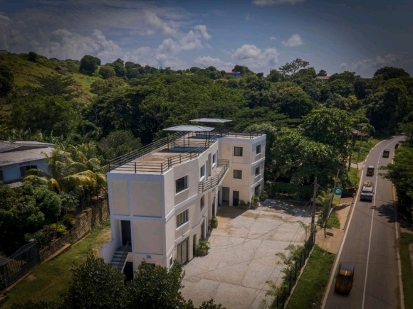 A louer-locaux commerciaux vides en bord de route