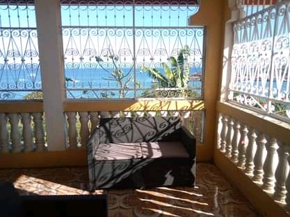Un appartement au rez de chausée dans une propriété clôturée avec une belle vue sur mer