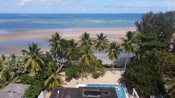 À VENDRE – SUPERBE VILLA PIEDS DANS L’EAU AVEC PISCINE