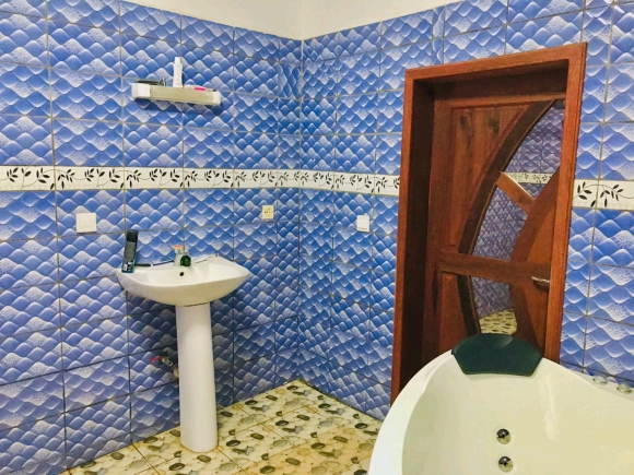 A LOUER- Superbe appartement meublé en rez-de-chaussée dans un quartier résientiel