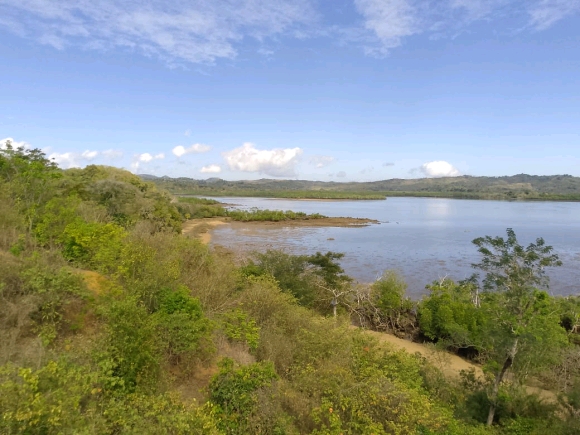 OPPORTUNITÉ RARE – TERRAIN PIEDS DANS L’EAU À ANTAFIANAMBITRY, NOSY BE