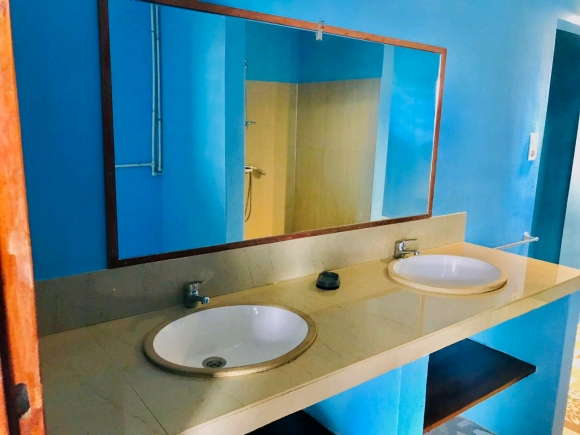 A louer, belle maison meublée à étage dans un cadre sécurisé