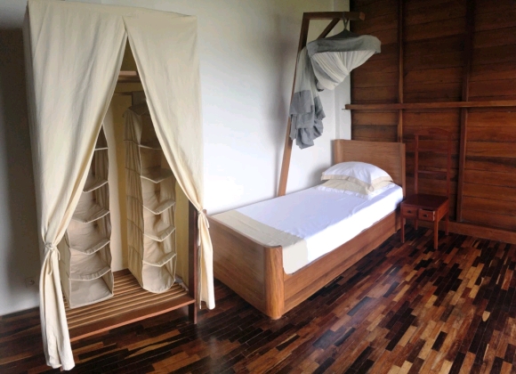 Propriété atypique avec vue panoramique et piscine à débordement