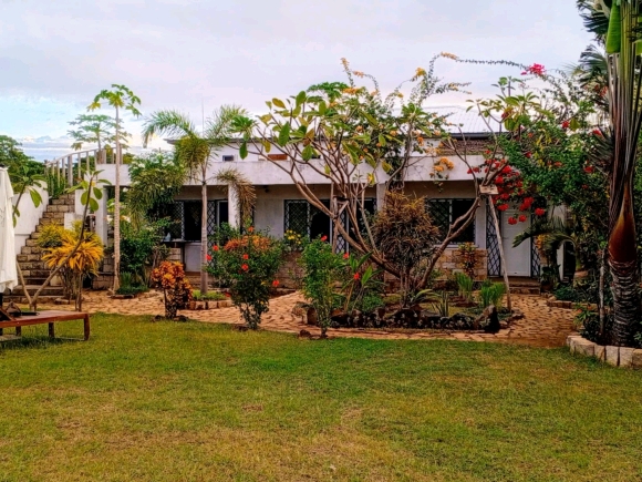 MAISON BIEN CLÔTURÉE AVEC 3 STUDIOS à 200 m de la plage