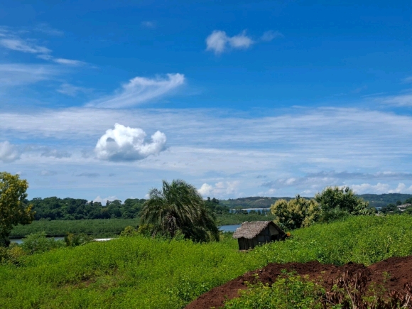 Terrain proche de la mer avec une merveilleuse vue panoramique dans un secteur en pleine