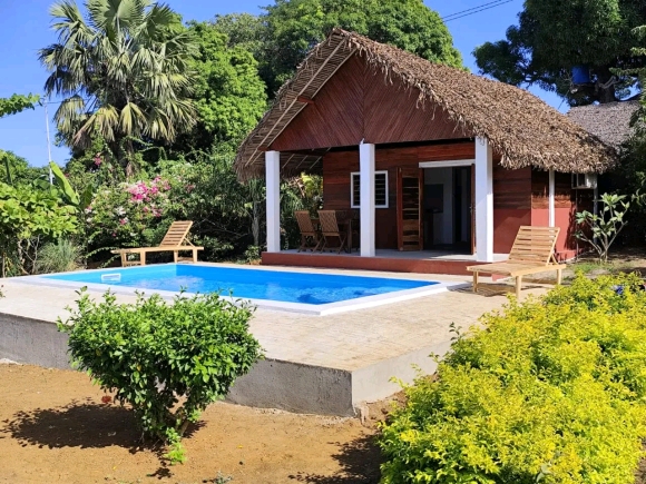 A louer- Charmant bungalow avec piscine dans un cadre verdoyant