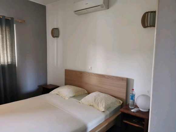 A louer-Villa inépendante meublée et securisée avec jardin-3 chambres