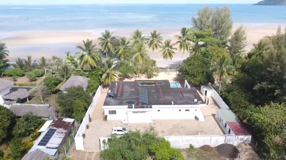 À VENDRE – SUPERBE VILLA PIEDS DANS L’EAU AVEC PISCINE