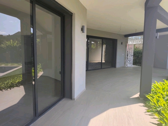 SUPERBE VILLA À VENDRE – PROPRIÉTÉ RÉCENTE AVEC PISCINE