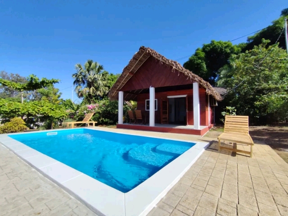 A louer- Charmant bungalow avec piscine dans un cadre verdoyant