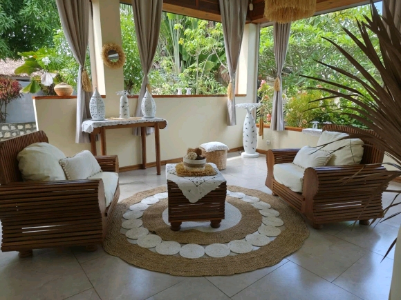 À VENDRE – Superbe Propriété Alliant Charme Tropical et Confort Européen