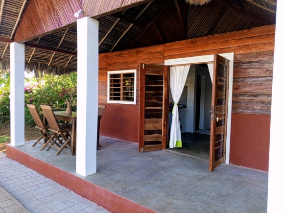 A louer- Charmant bungalow avec piscine dans un cadre verdoyant
