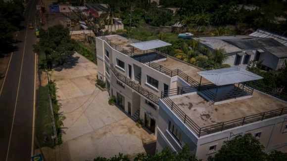 A louer-locaux commerciaux vides en bord de route