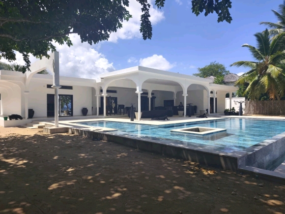 À VENDRE – SUPERBE VILLA PIEDS DANS L’EAU AVEC PISCINE