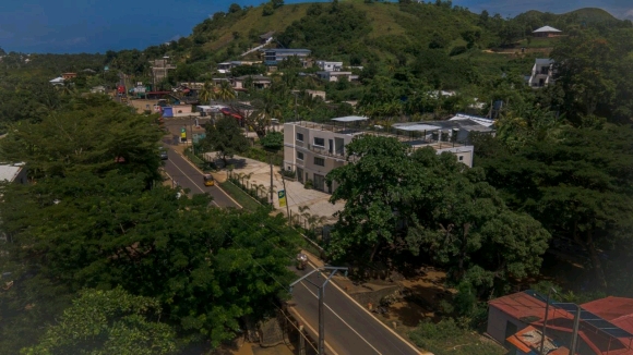A louer-locaux commerciaux vides en bord de route