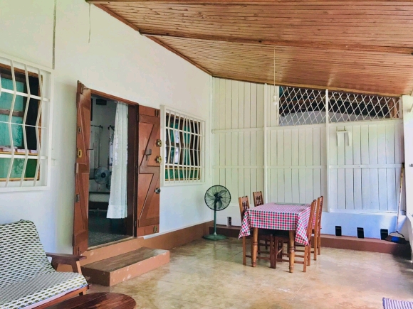 A louer-Villas en copropriété meublées, pied dans l'eau avec jardin