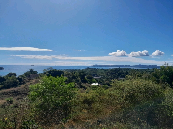 Terrain proche de la mer avec une merveilleuse vue panoramique dans un secteur en pleine