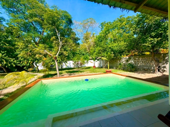 À VENDRE – Villa avec piscine à seulement 50 m de la plage