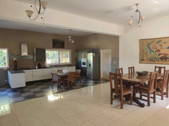 À VENDRE – Superbe propriété avec piscine à quelques pas de la plage