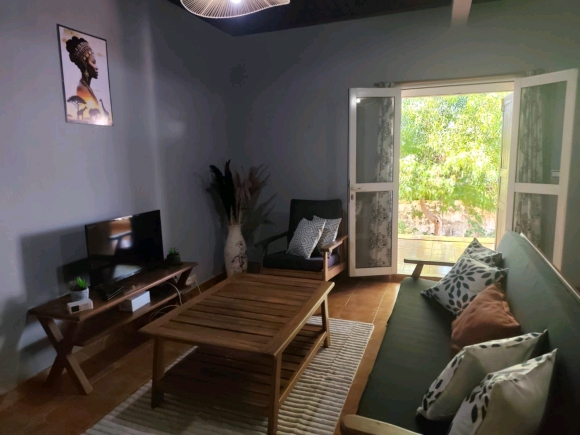 À VENDRE – Charmante propriété avec piscine à proximité de la plage
