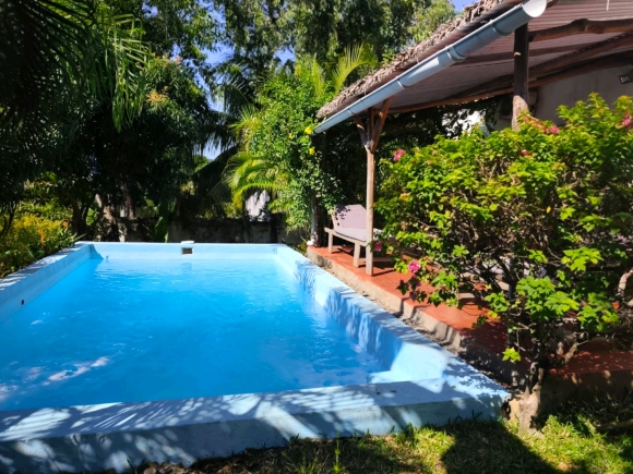 À VENDRE – Charmante propriété avec piscine à proximité de la plage