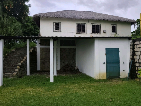 À VENDRE – Charmante propriété avec vue mer partielle dans un quartier calme à Nosy Be