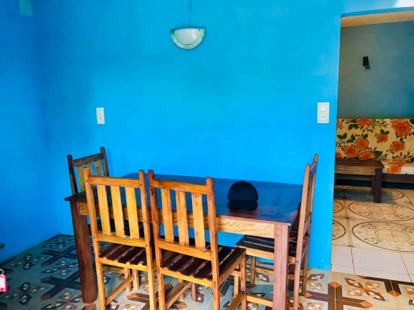 A louer, belle maison meublée à étage dans un cadre sécurisé