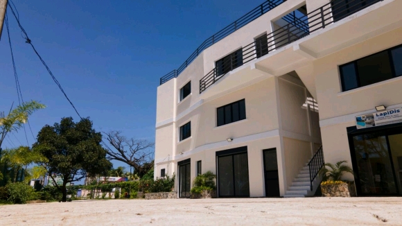 A louer-locaux commerciaux vides en bord de route