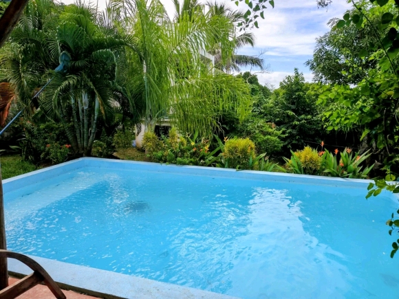 À VENDRE – Charmante propriété avec piscine à proximité de la plage